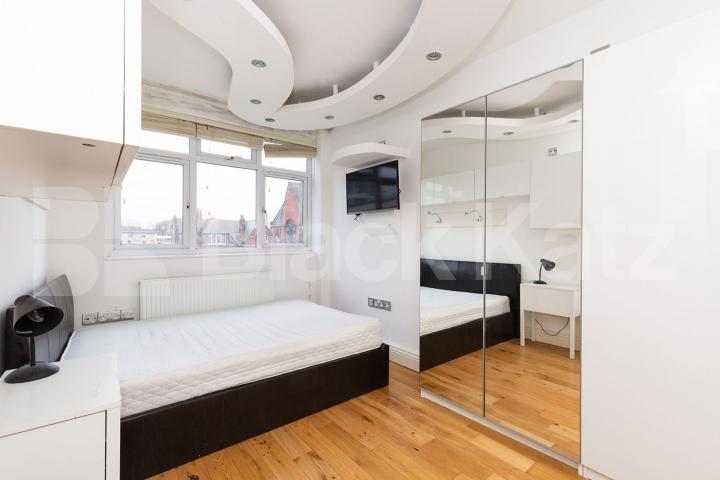 Split level 4 bedroom 2 bedroom property located in Hoxton Weymouth Terrace , Hoxton